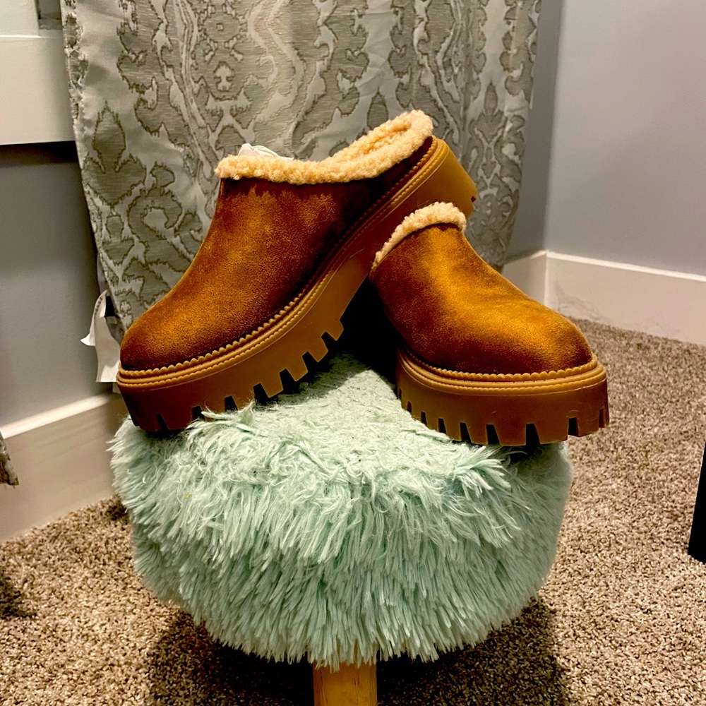 Dolce Vita Platform Slip-on Clogs. (NWT)